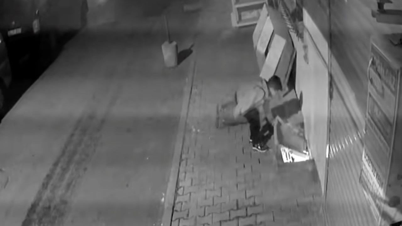 Arnavutköy’de zemin kattaki dükkan önünde ateş yakan çocuğun görüntüleri kamerada
