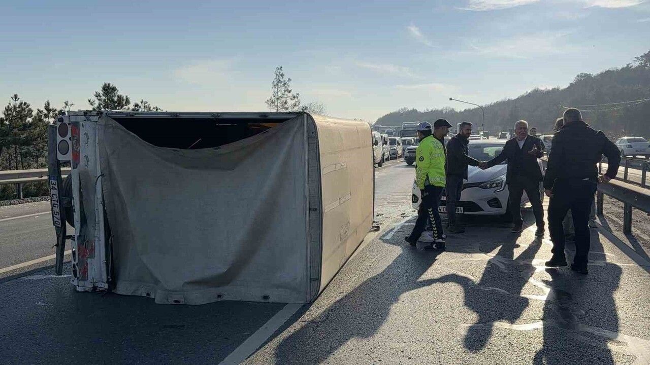 Arnavutköy'de zincirleme kaza: Yan yatan kamyonette sıkışan sürücü vatandaşlar tarafından kurtarıldı