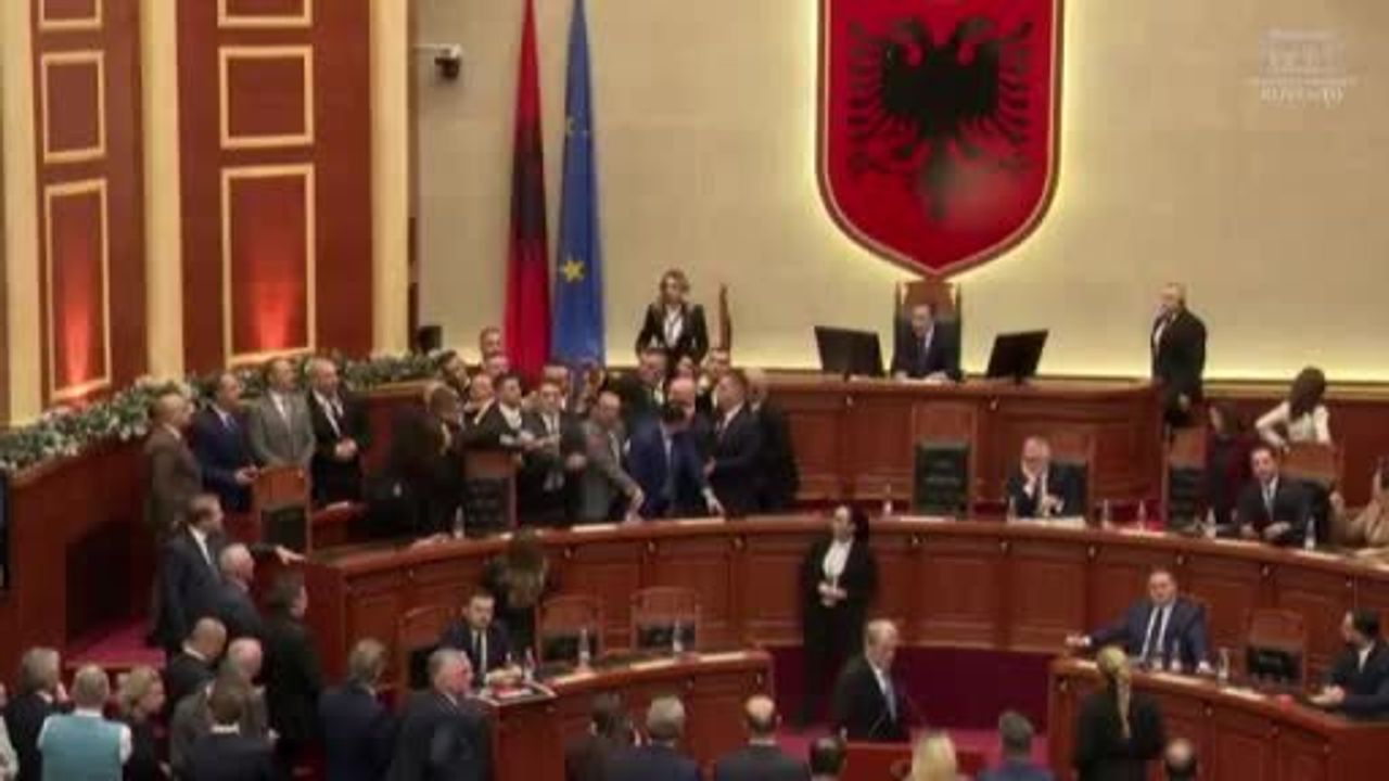 Arnavutluk Parlamentosu'nda Belinda Belluku kararı sonrası gerginlik