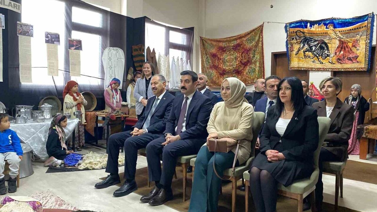 Arpaçay'da Atatürk İlkokulu'nda Milli Kültür Sergisi Açıldı