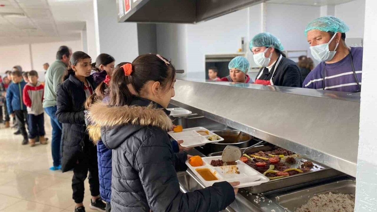 Arpaçay Kaymakamı Muhammed Burak Akköz öğrencilerle öğle yemeğinde buluştu ve pansiyonu inceledi