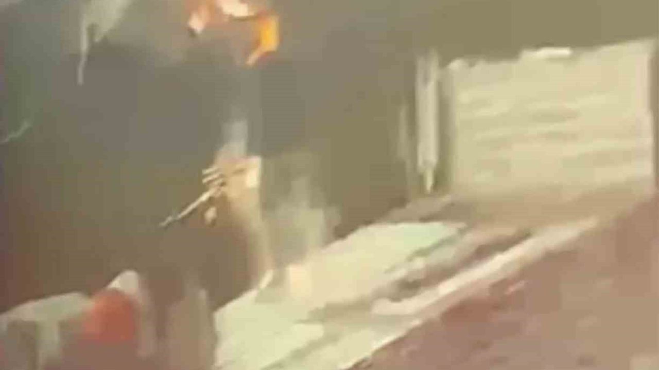 Arsuz'da tır dorsesinden yük indirirken yıldırım isabet etti: İşçi ağır yaralandı