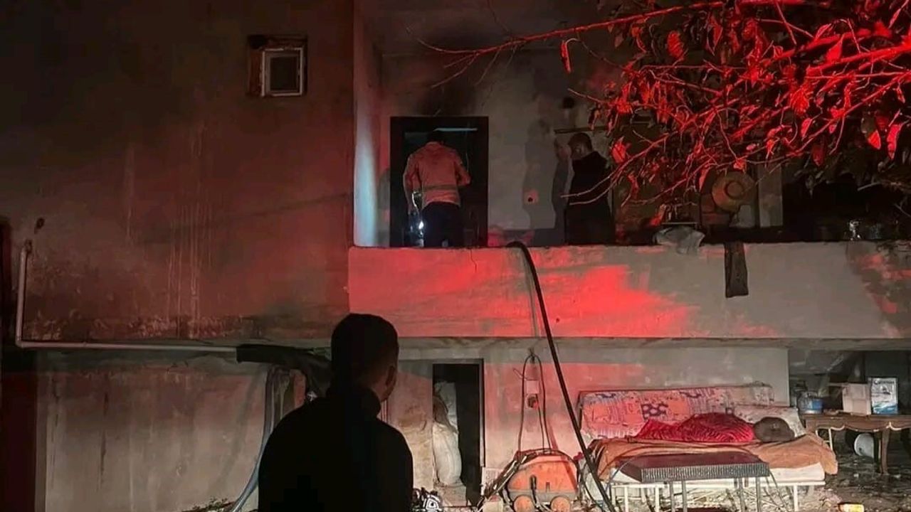 Arsuz Üçgüllük Mahallesi'nde 2 katlı müstakil evde çıkan yangın itfaiye tarafından söndürüldü