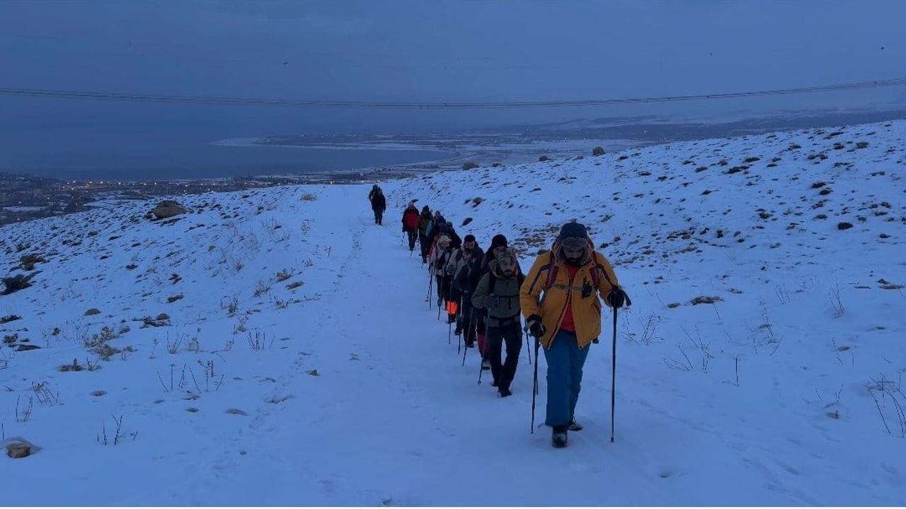 Artos Dağı'nda tipi ve fırtına tırmanışı engelledi: 17 dağcı 3.225 metrede geri döndü