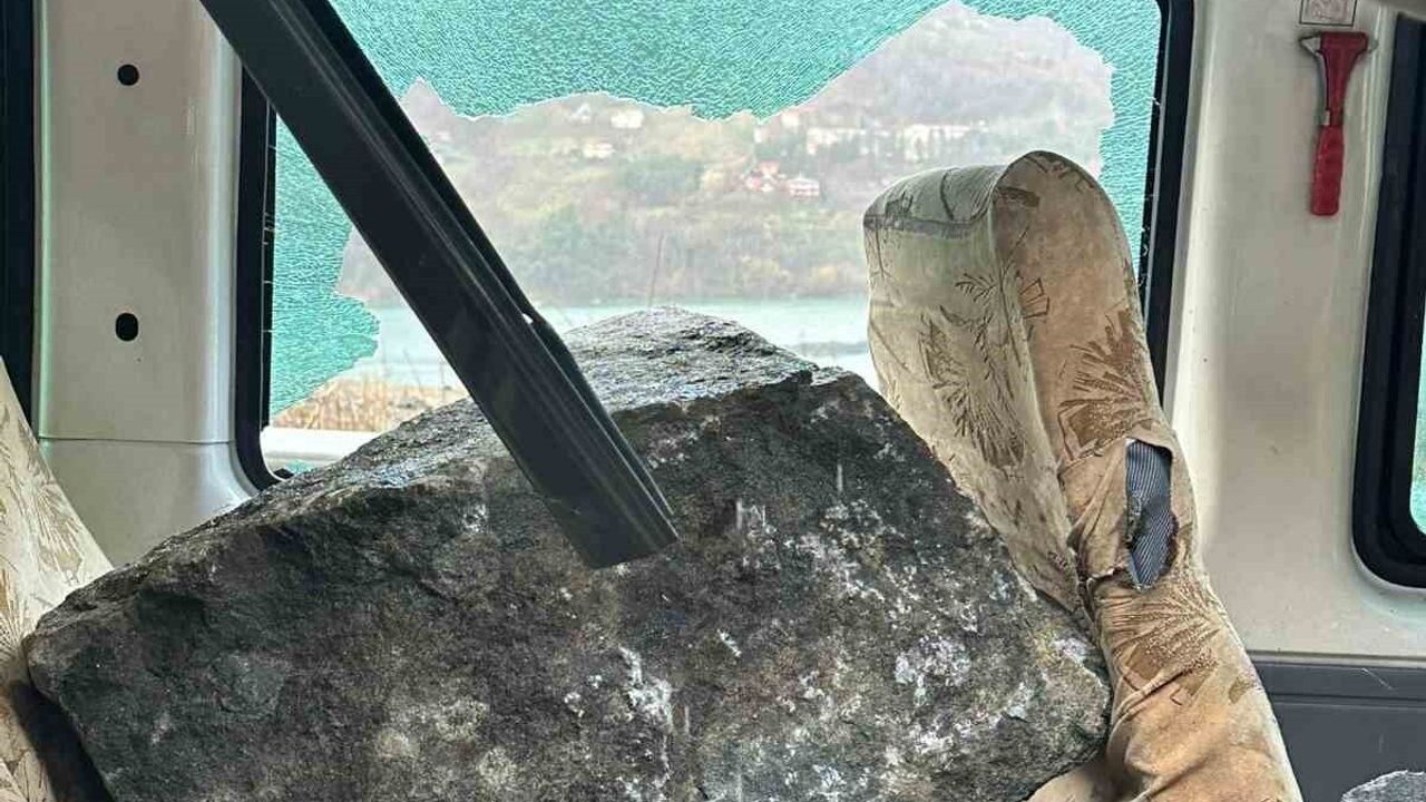 Artvin-Borçka kara yolunda minibüsün üzerine kaya düştü, 3 kişi yaralanmadan kurtuldu