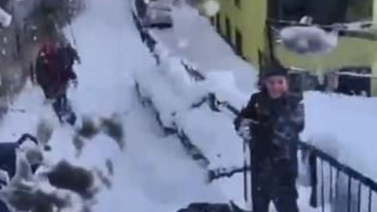 Artvin'de çocukların kartopu savunması: Yol açan iş makinesine karşı neşeli tepki