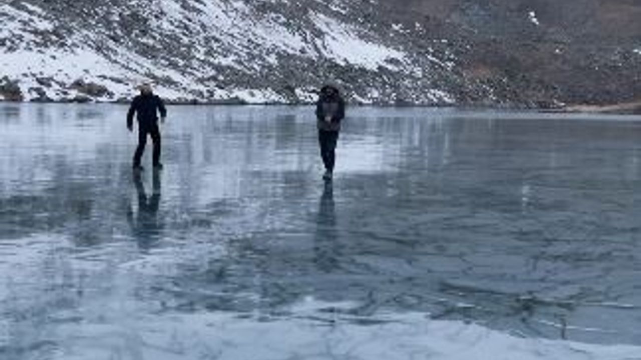 Artvin'de gençler Karagöl'ün buzunu taşla test edip göl üzerinde eğlendi