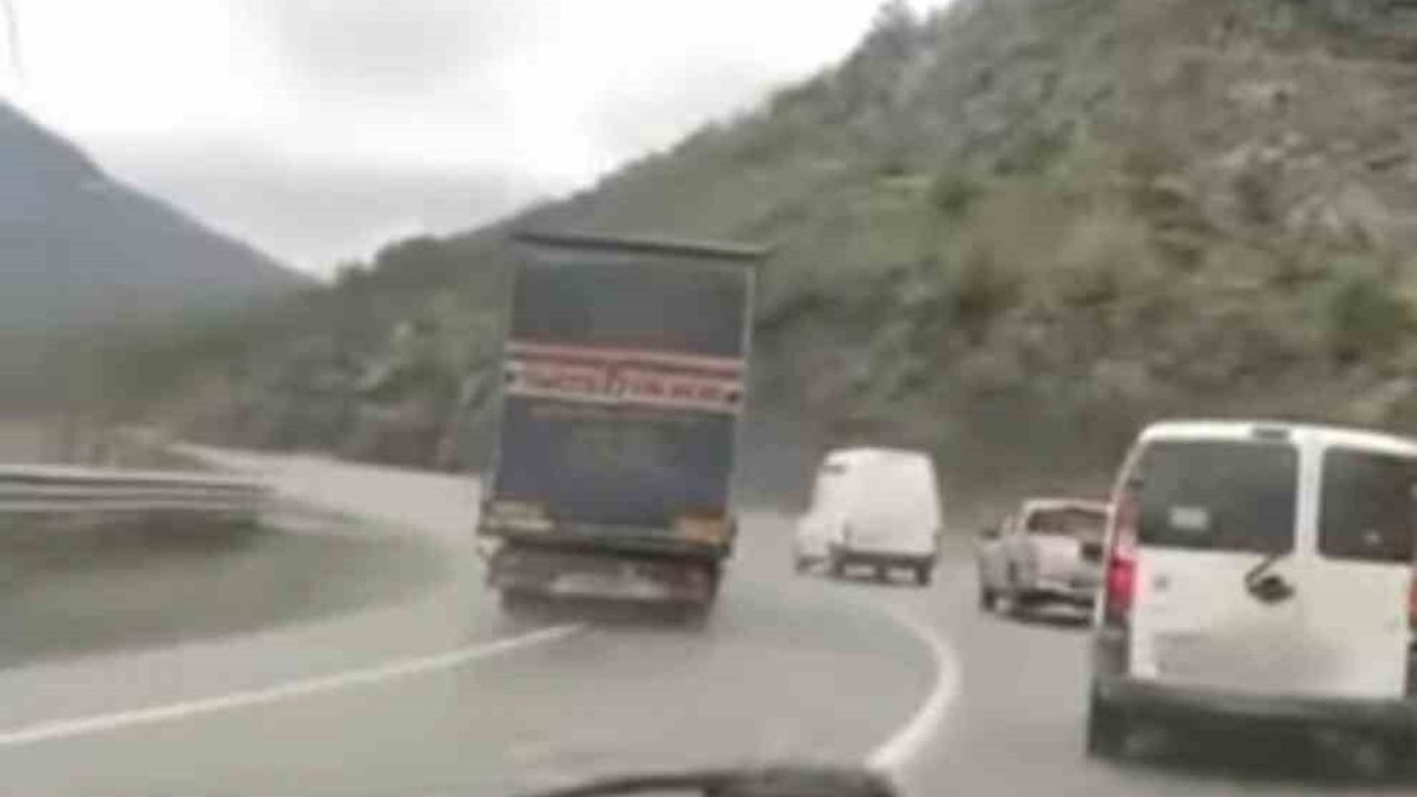 Artvin'de Hatalı Sollama Yapan Tır Sürücüsüne Trafik Cezası