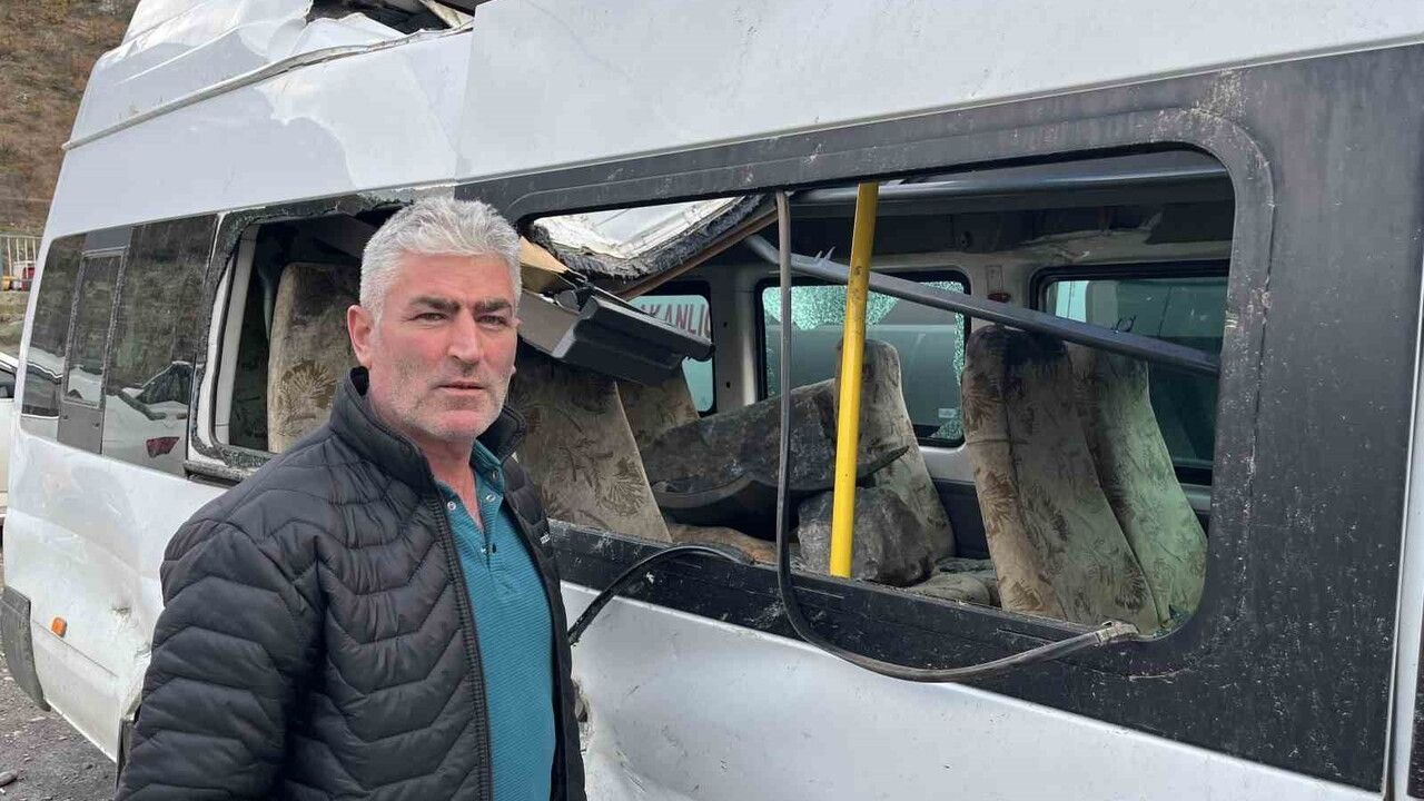 Artvin'de Yamaçtan Kopan Kayalar Minibüsü Hurdaya Çevirdi; Sürücü ve 4 Yolcu Yaralandı mı? Hayır, Kurtuldular