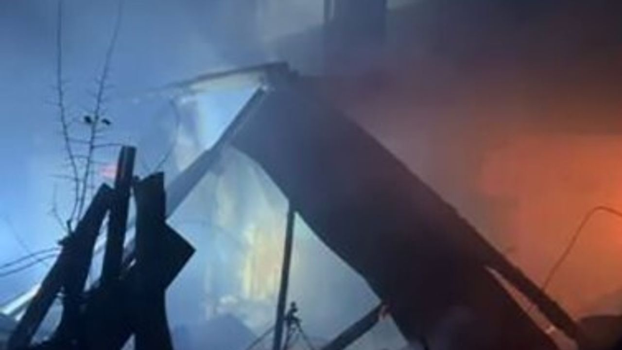 Artvin Şavşat Akdamla'da konut yangınına kar nedeniyle iş makineleriyle müdahale sağlandı