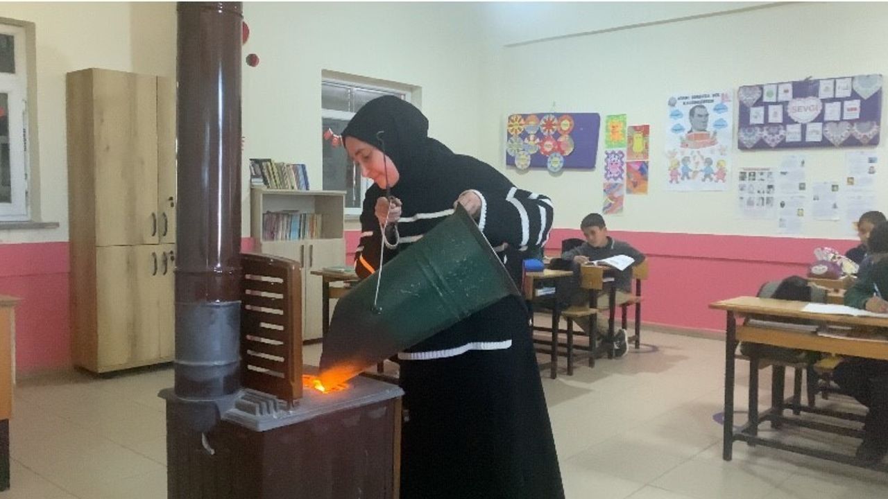Aşağı Göçmez'te İki Kadın Öğretmen Kırsal Okulda Eğitimi Aralıksız Sürdürüyor