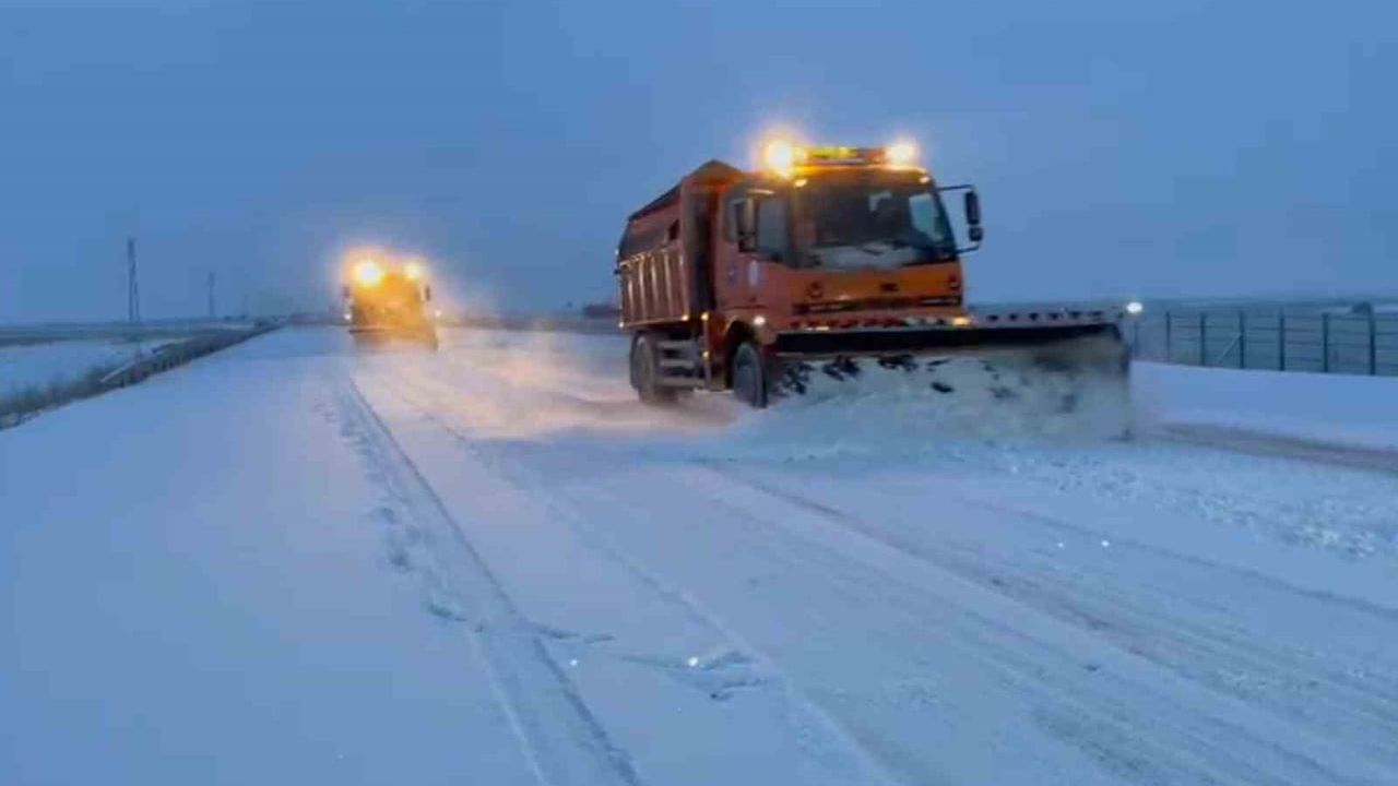 Aşkale'de karla mücadele: Karayolları ekipleri sabahın ilk ışıklarıyla yollarda