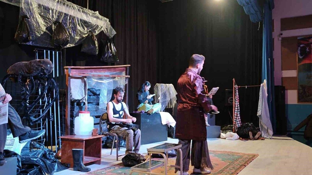 Aşkale’de "Mavi Kolye" sahnelendi — Gençlik ve Spor Erzurum İl Müdürlüğü'nden tiyatro akşamı