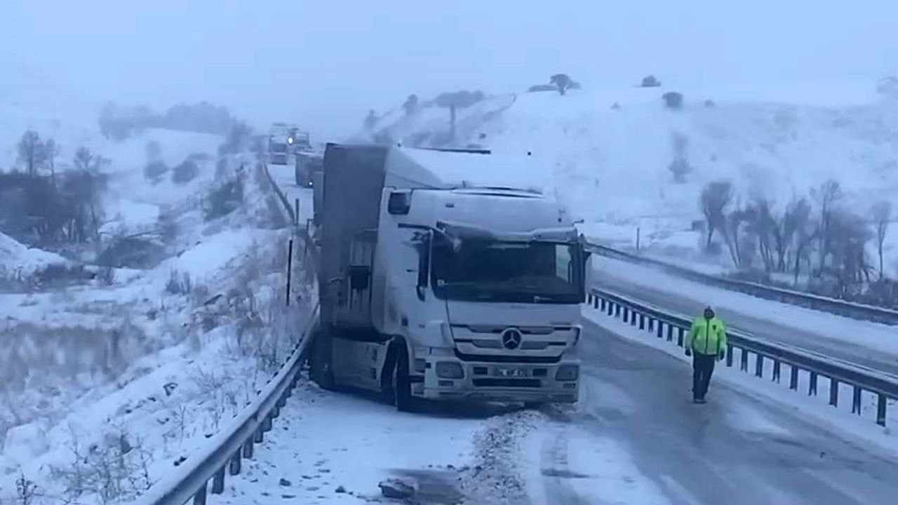 Aşkale Tepebaşı'nda kayan tırlar kısa süreliğine yolu kapattı