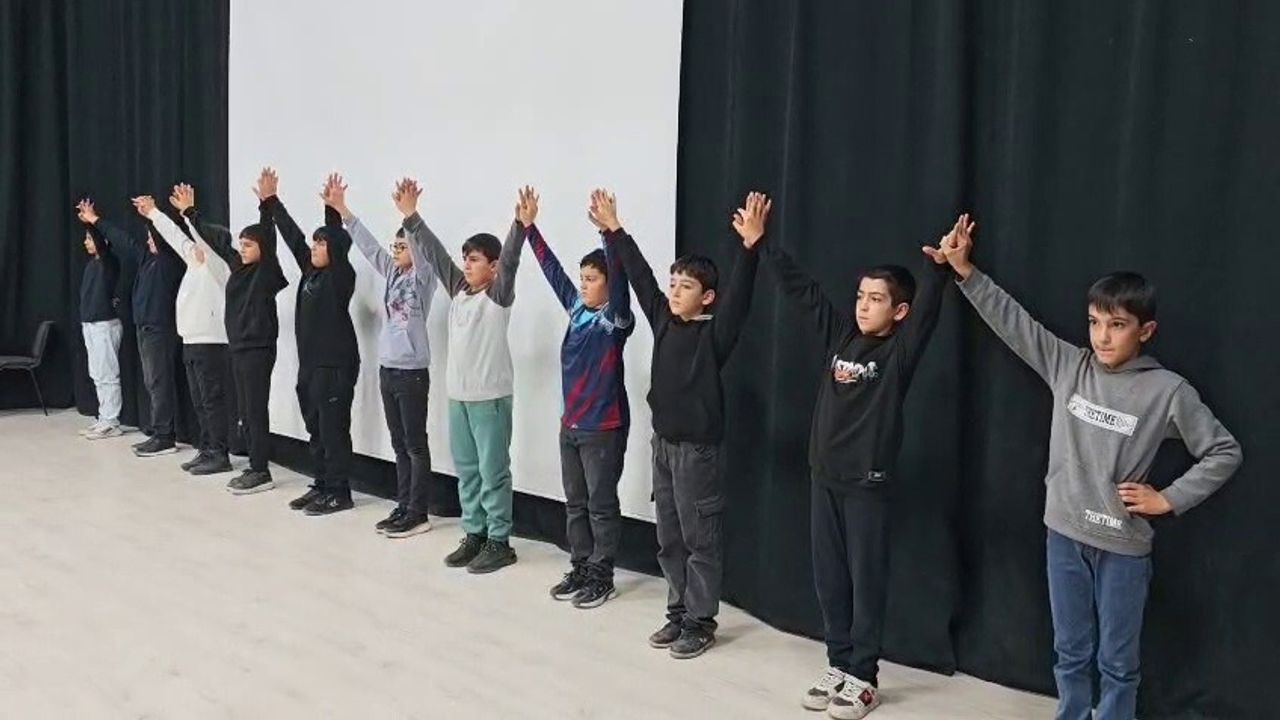 Aşkaleli öğrenciler 15 Şubat'taki Halk Oyunları İl Birinciliği'ne iddialı hazırlanıyor