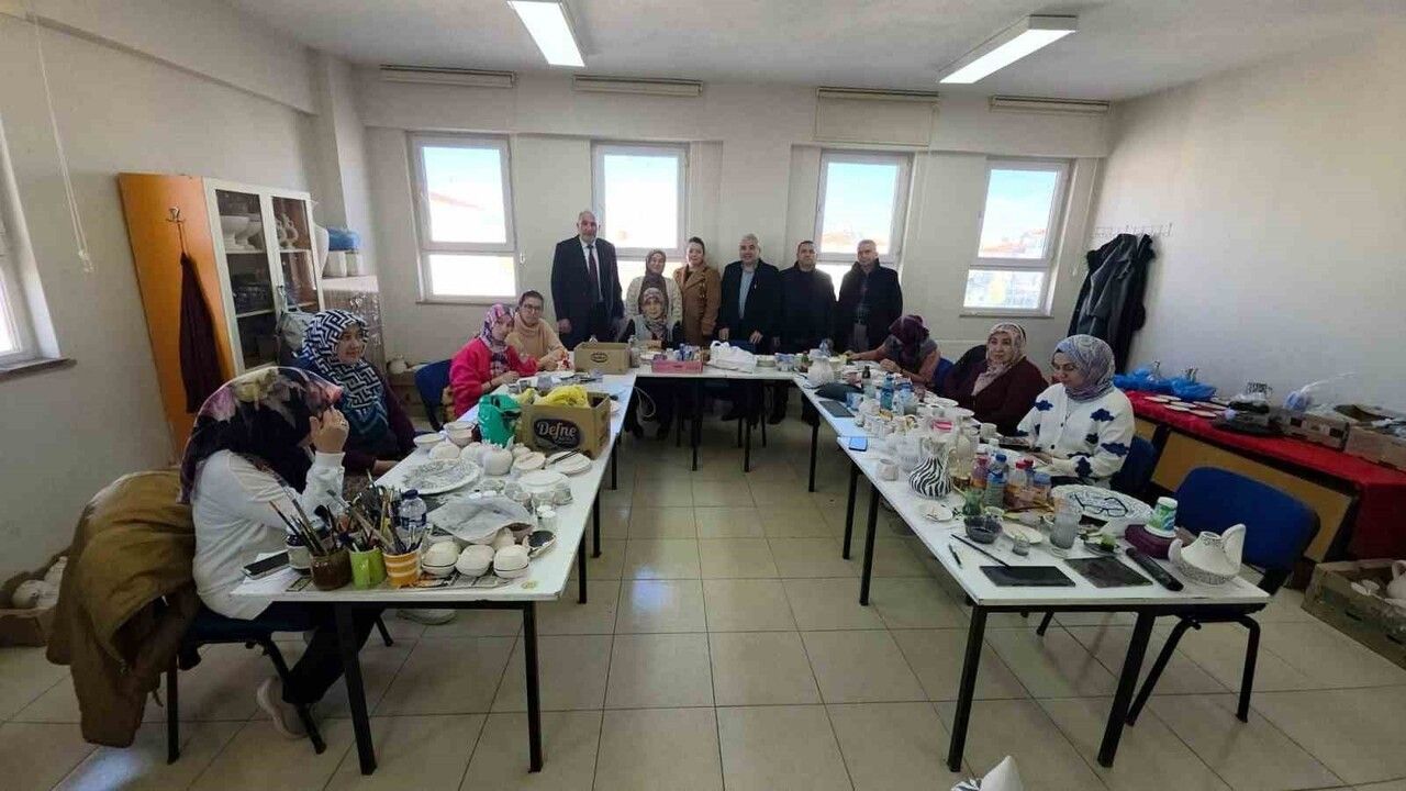 Aslanapa'da Seramik Biçimlendirme (Çini) Kursuna Yoğun İlgi