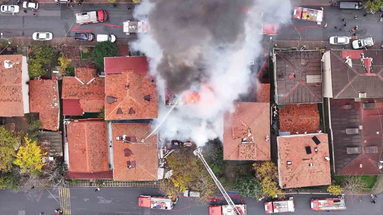 Ataşehir'de çatıda başlayan yangın: 4 kişi kurtarıldı