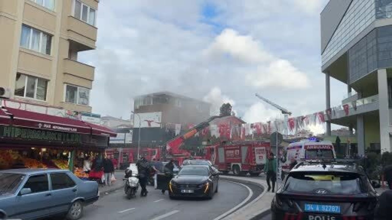 Ataşehir'de iş yeri deposunda yangın: Üst katta mahsur kalan iki kişi kurtarıldı