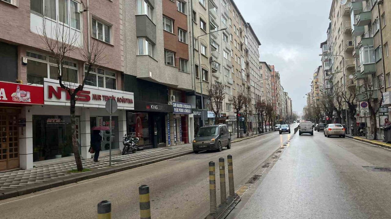Atatürk Caddesi'ndeki dubalar azaltıldı; muhtar sokak girişlerinin açılmasını talep etti