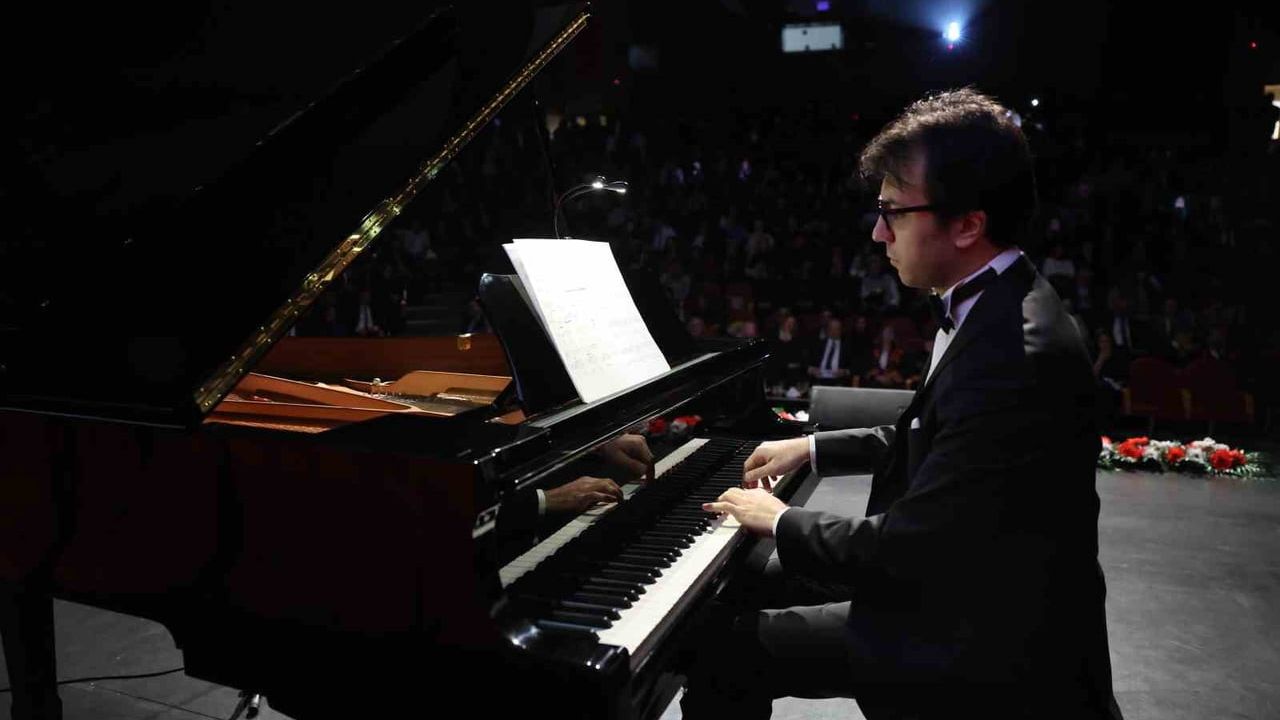 Atatürk Üniversitesi Tıp Fakültesi'nde 316 yeni öğrencinin beyaz önlük töreni