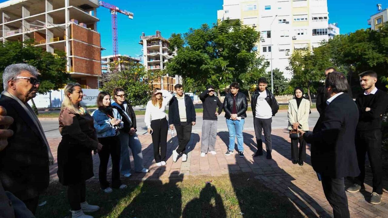AÜ öğrencileri Muratpaşa dostluk parklarında göç ve kültürel çeşitliliği yerinde inceledi