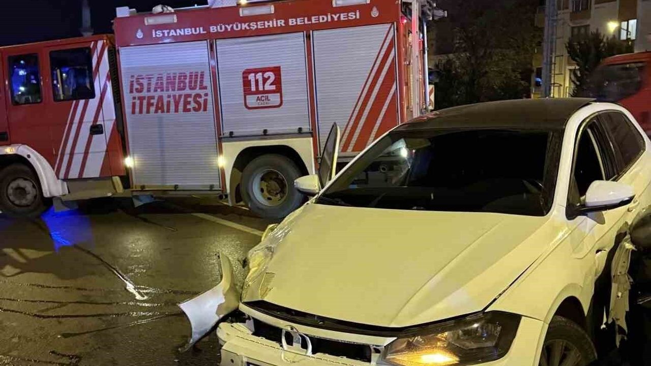 Avcılar D-100'de trafik kazası: 2 yaralı, sürücü olay yerinden kaçtı