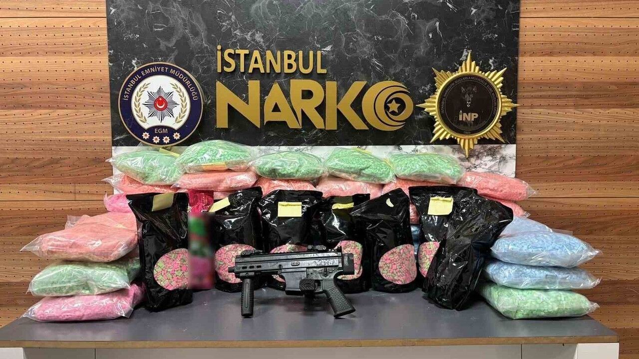 Avcılar'da depolanan 601.380 extacy hap ve 1 otomatik silah ele geçirildi