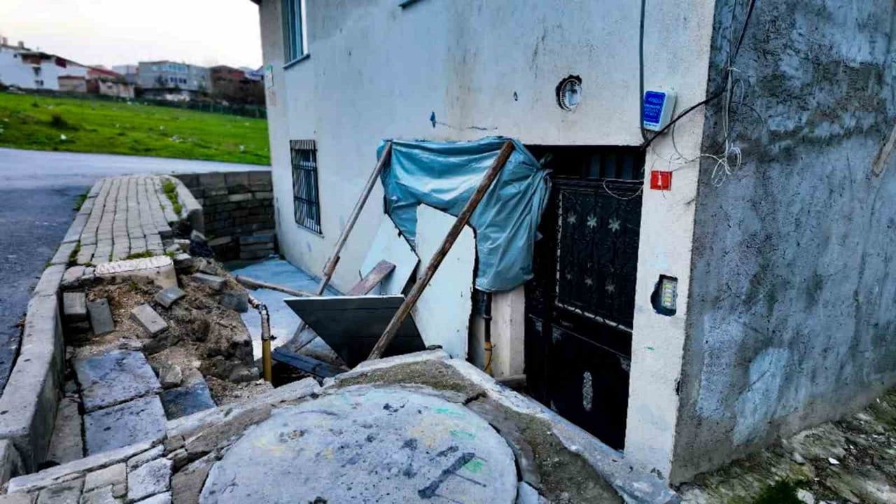 Avcılar'da el freni çekilmeyen panelvan giriş katındaki daireye girdi: Yaralanma yok