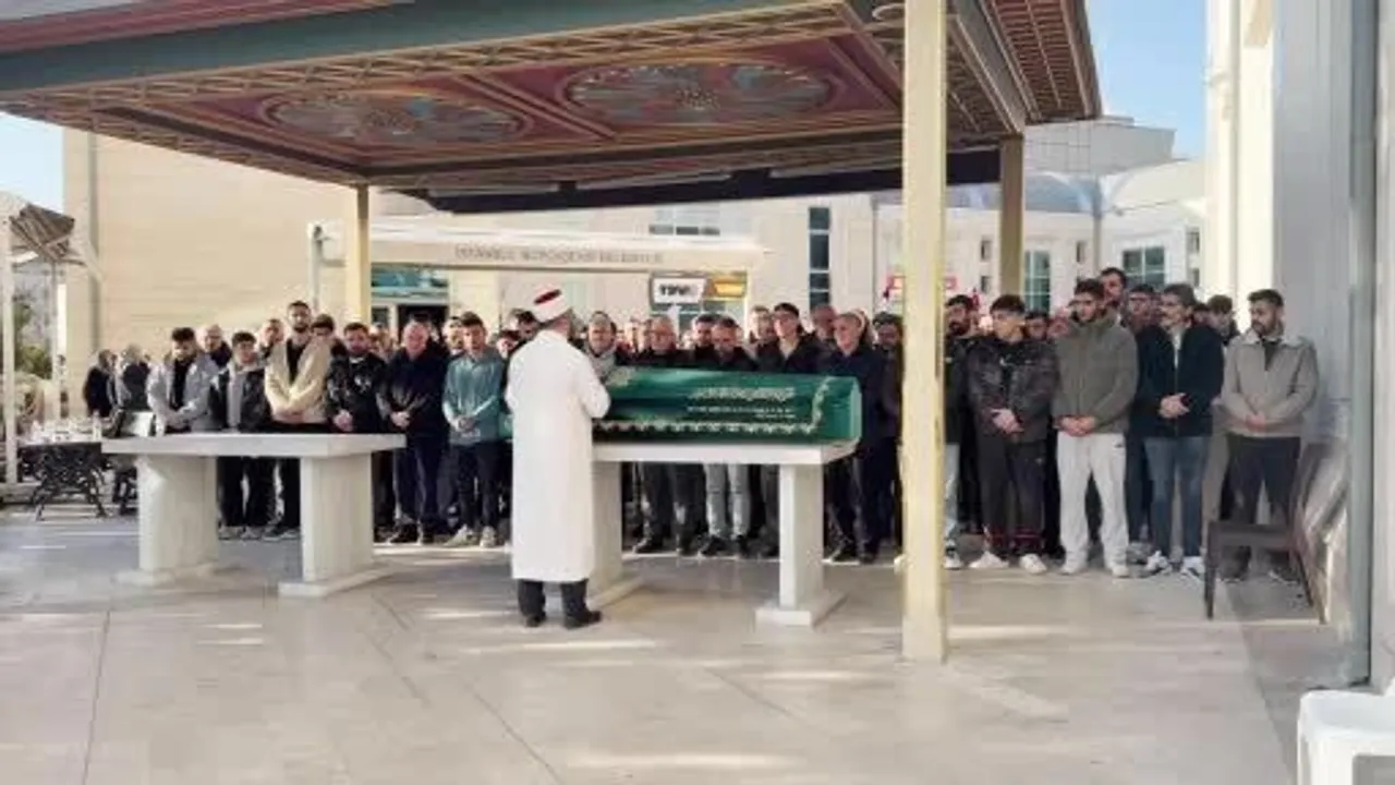 Avcılar'da kamyonun hatalı dönüşü sonucu hayatını kaybeden Berkan Balcıoğlu toprağa verildi