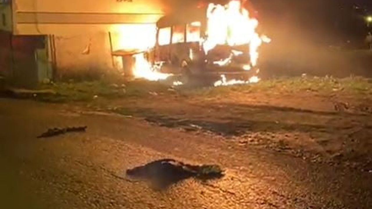 Avcılar'da seyir halindeki minibüste yangın: Araç kullanılamaz hale geldi