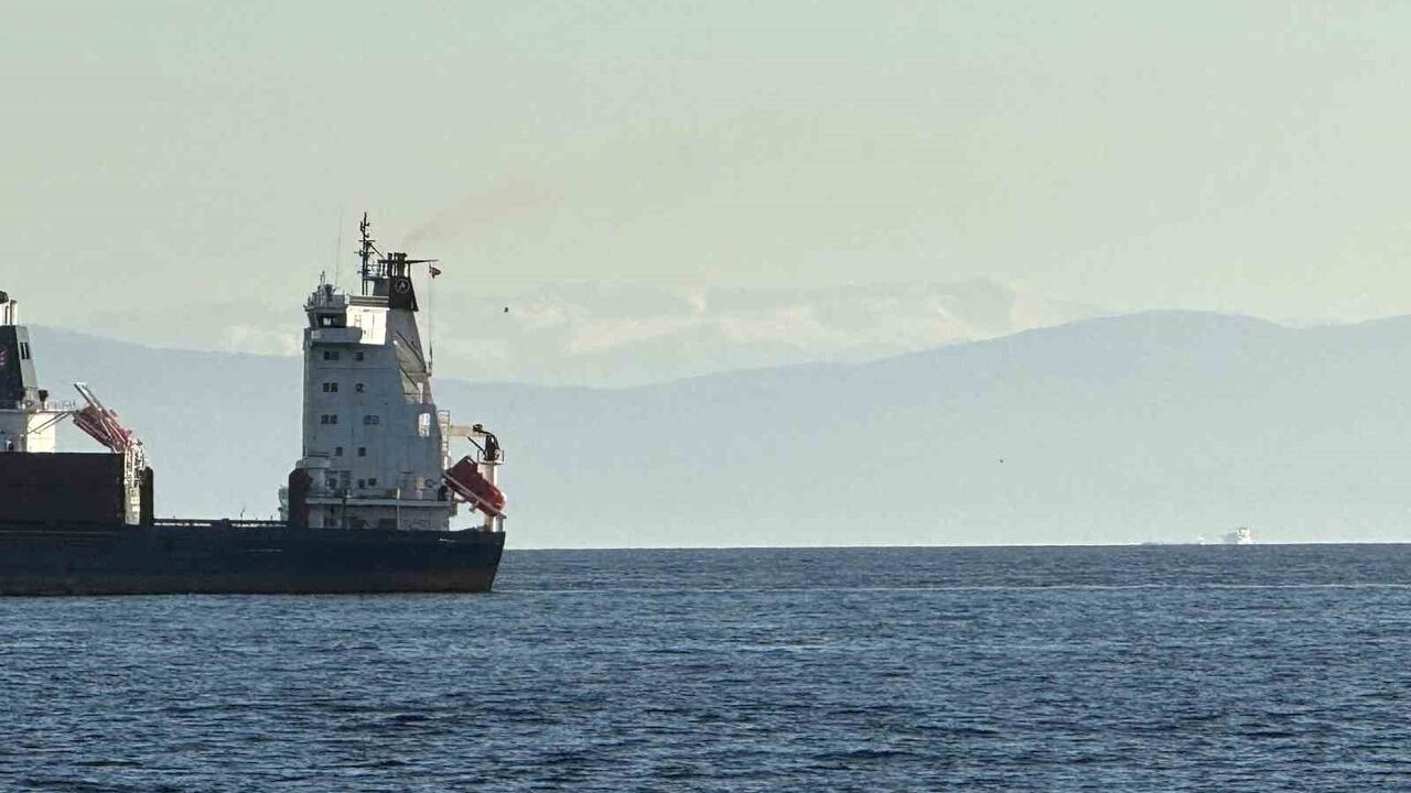 Avcılar'dan görünen Uludağ: Mevsimin ilk karı 2 bin 543 metre zirveyi beyaza bürüdü