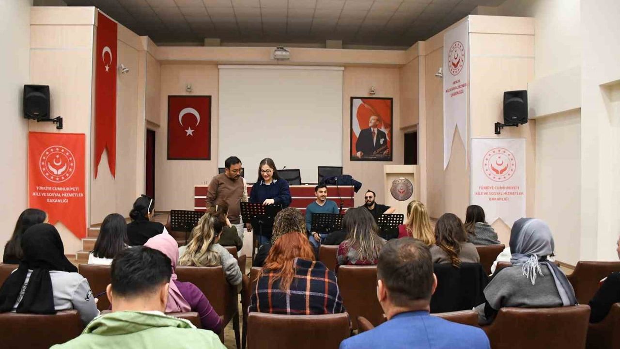 Ay Yıldız Türk Halk Müziği Korosu kuruldu: Şehit yakınları ve gazilere sanatla destek