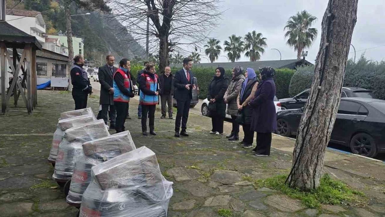 Ayancık'ta 5 kadın üreticiye süt sağım makinesi desteği