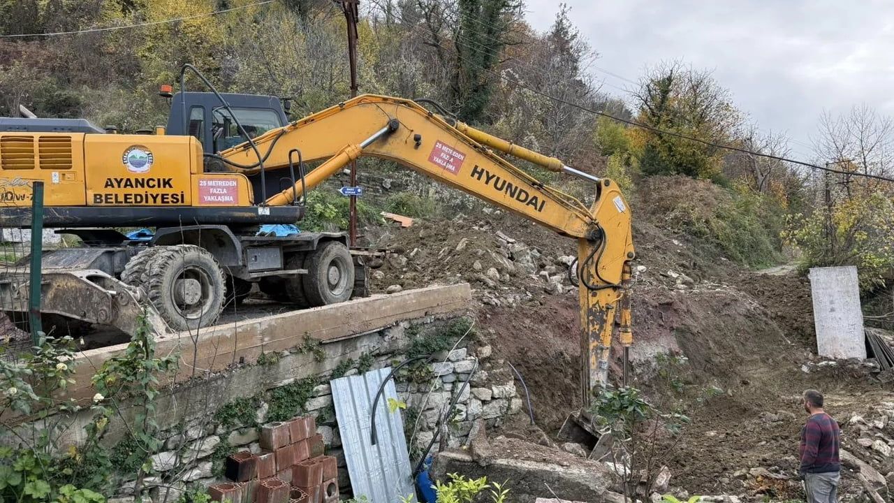 Ayancık’ta Denizciler Mahallesi Sakaoğlu Sokak’ta Yol Düzenleme ve İstinat Duvarı Çalışmaları Sürüyor