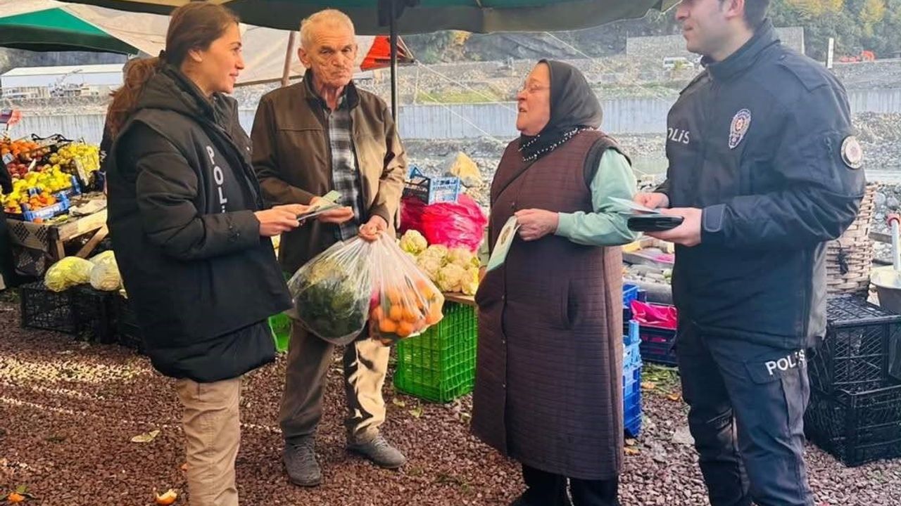 Ayancık’ta emniyet güçleri pazar yerinde dolandırıcılık uyarısı yaptı