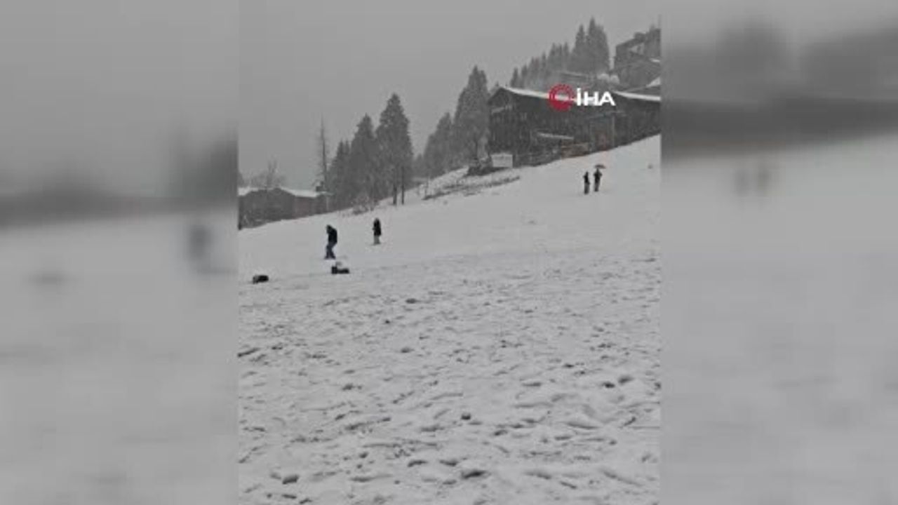 Ayder Yaylası'nda kar yağışı yaylayı beyaza bürüdü