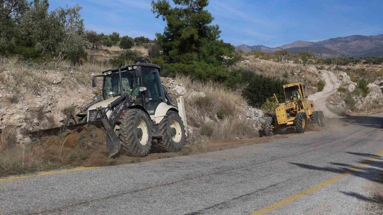 Aydın Büyükşehir Belediyesi, Bozdoğan'da yol banket temizliği başlattı