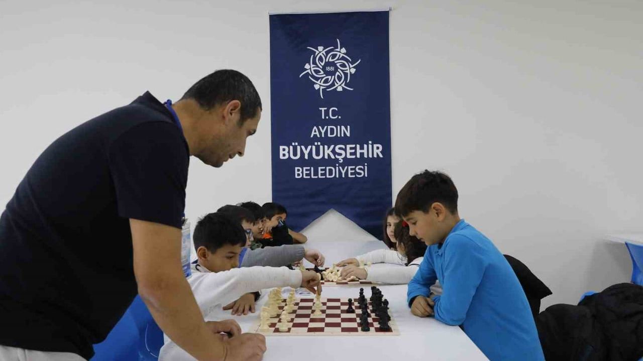 Aydın Büyükşehir Belediyesi'nin Güz Dönemi Satranç Eğitimleri Çocukların Zihinsel Gelişimini Destekliyor