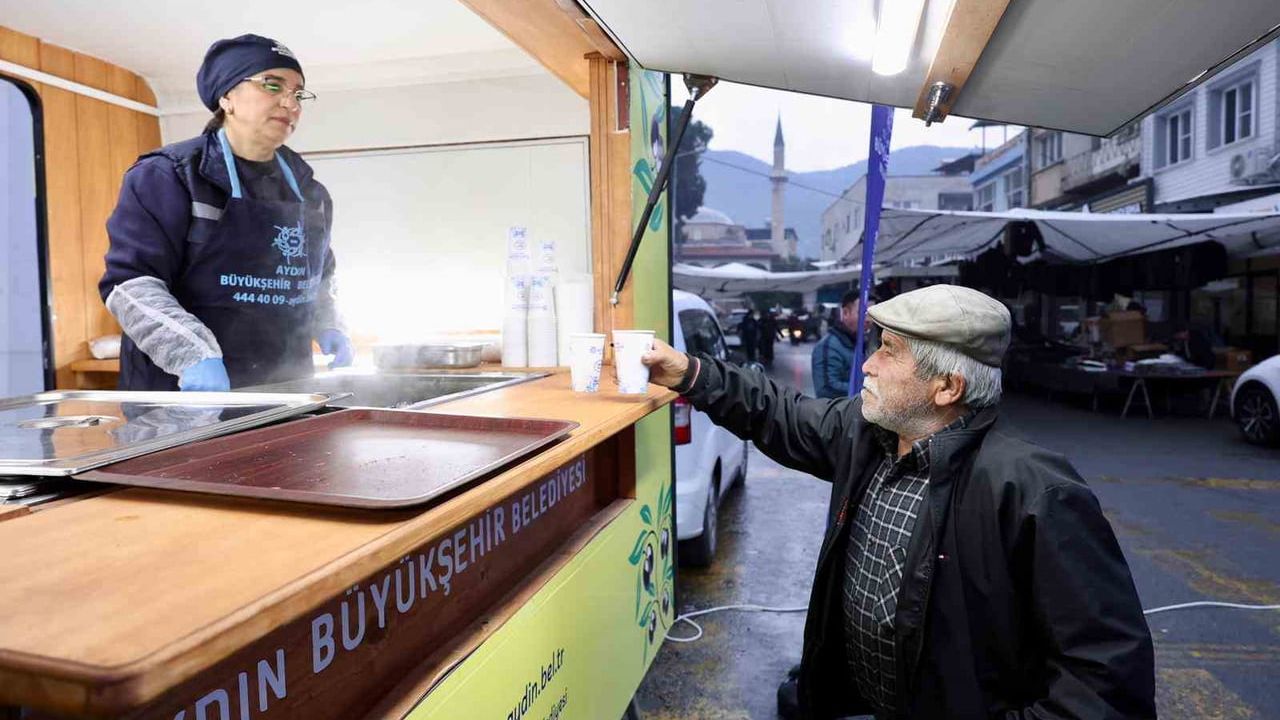 Aydın Büyükşehir Belediyesi pazar alanlarında sıcak çorba dağıtımına başladı