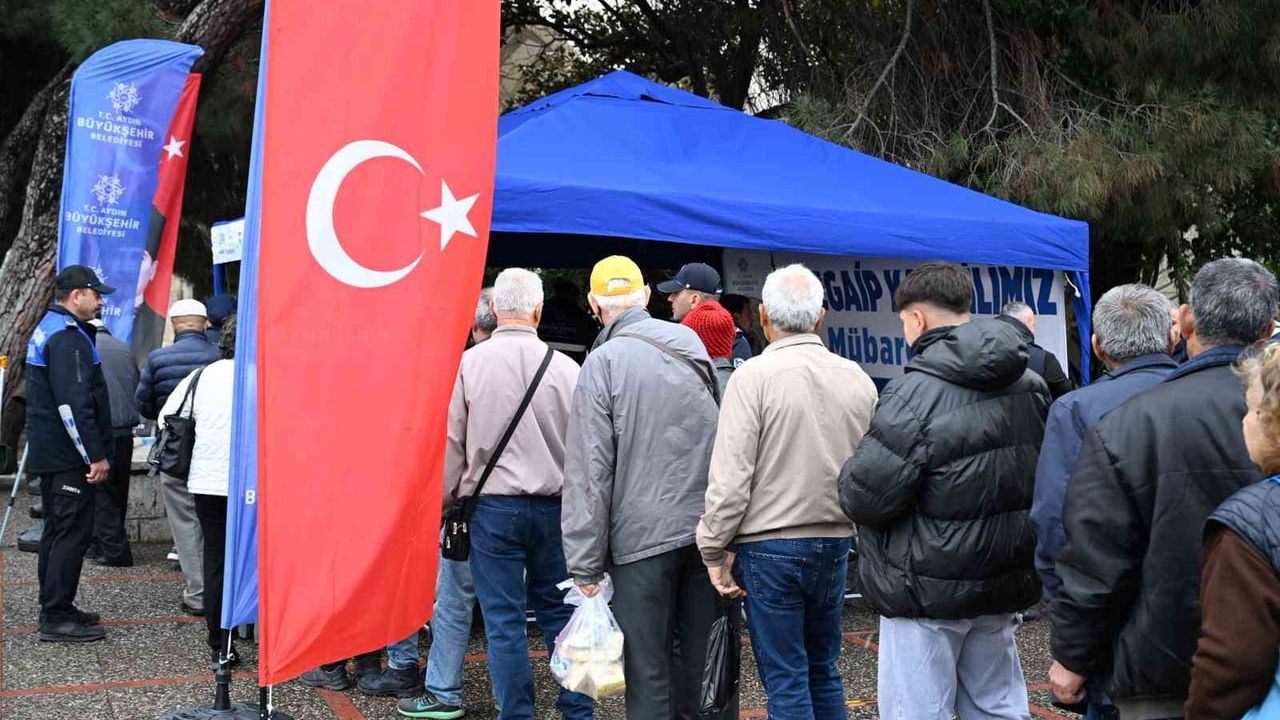 Aydın Büyükşehir Belediyesi Regaip Kandili'nde Binlerce Kişiye Helva Dağıttı