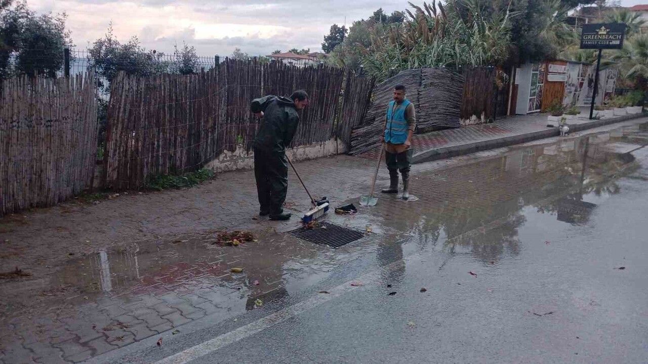Aydın Büyükşehir ve ASKİ’den sağanak mesaisinde mazgal temizliği