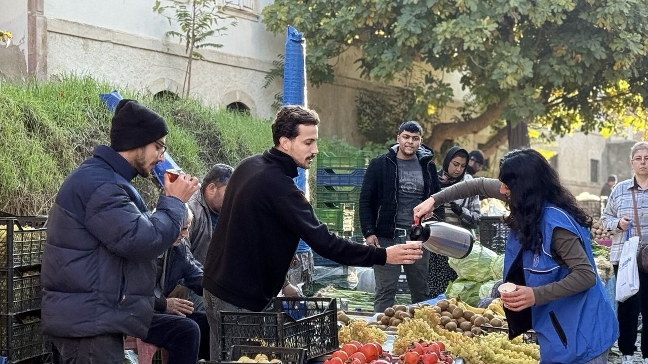 Aydın'da Gençlik Merkezi gönüllüleri soğuk havada pazar esnafına çay ikram etti