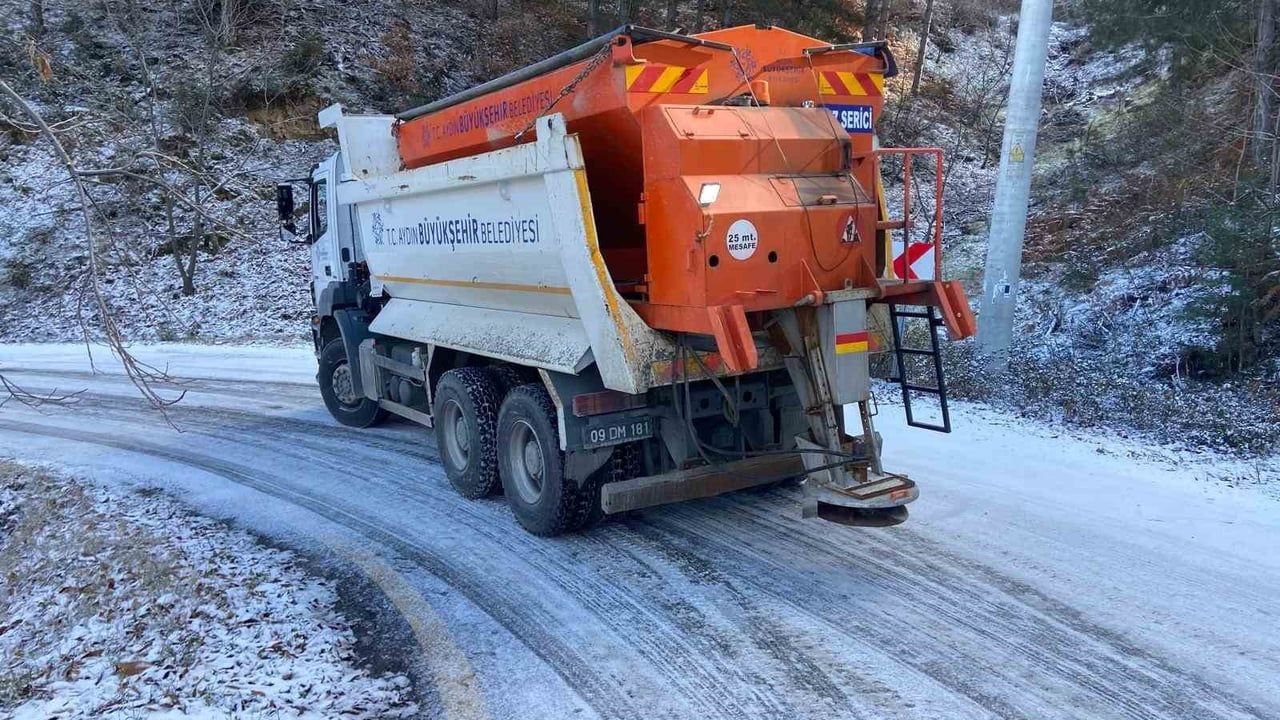 Aydın'da karla mücadele başladı: Büyükşehir ekipleri tuzlama ve kar küreme çalışması yürütüyor