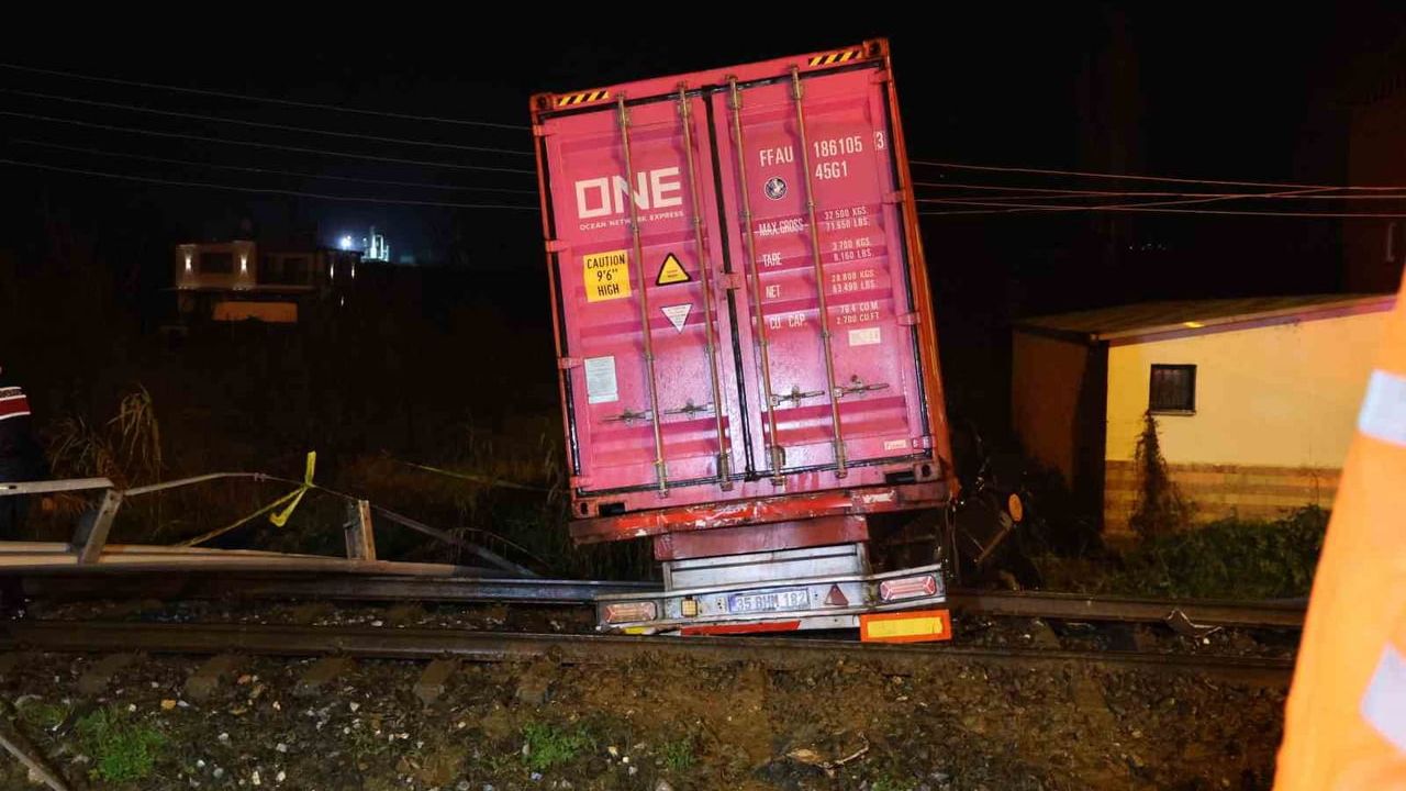 Aydın'da Pınardere Kavşağı'nda TIR demiryoluna uçtu: 1 ölü, Aydın–Denizli tren seferleri durduruldu