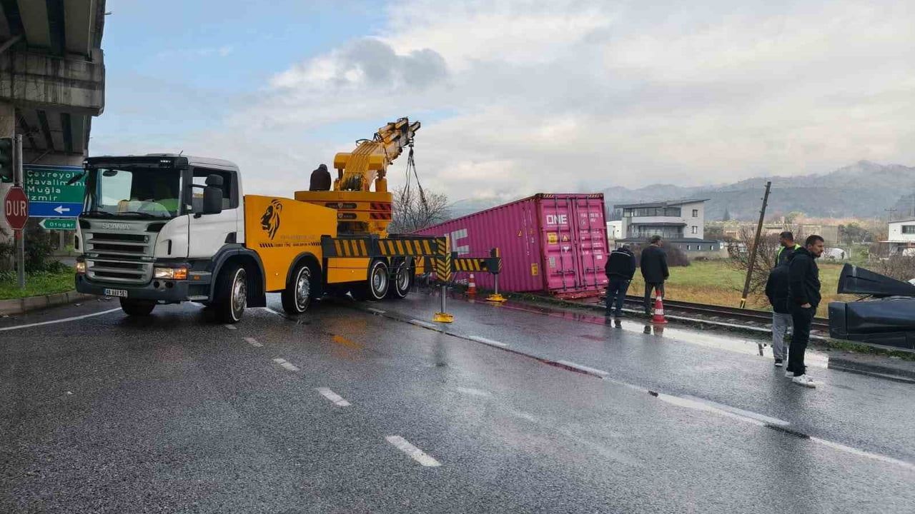 Aydın'da tırın demiryoluna uçtuğu kazada sürücü yaşamını yitirdi, hat yeniden açıldı
