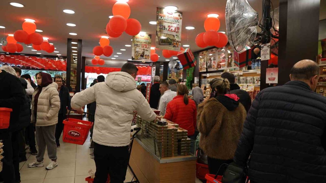 Aydın'da yılbaşı öncesi kuruyemiş yoğunluğu: Tuğba Kuruyemiş şubelerinde hareketlilik
