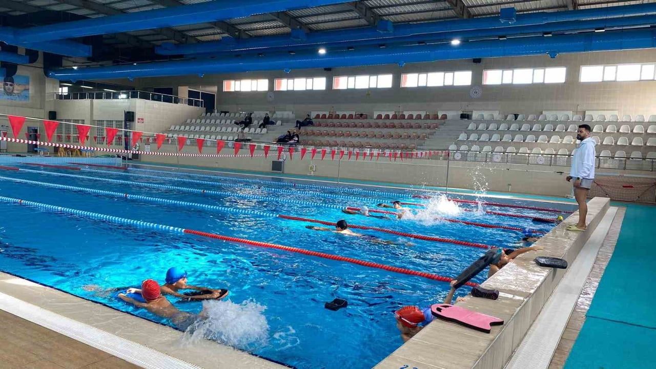 Aydın'da 'Yüzme Bilmeyen Kalmasın' eğitimleri sürüyor
