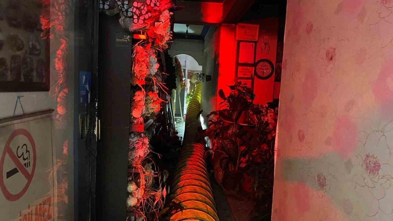 Aydın Efeler'de çiçekçide elektrik kaynaklı yangın, vatandaşların dikkati büyümesini engelledi