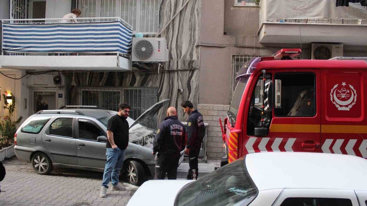 Aydın Efeler'de esnaf yangın tüpüyle park halindeki otomobili söndürdü