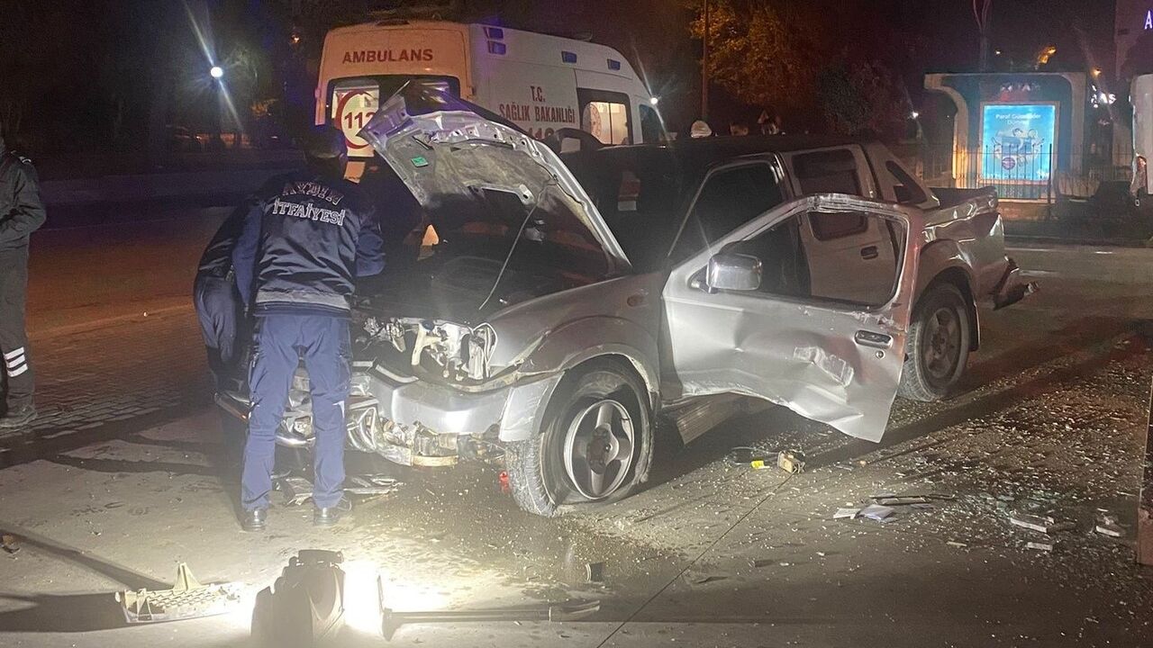 Aydın Efeler'de iki ticari aracın çarpışması: 2 sürücü yaralandı